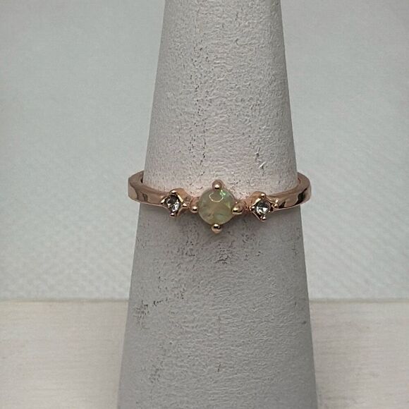 NWOT Size 6 Faux opal center stone and two flanking zircon stones - Picture 1 of 4